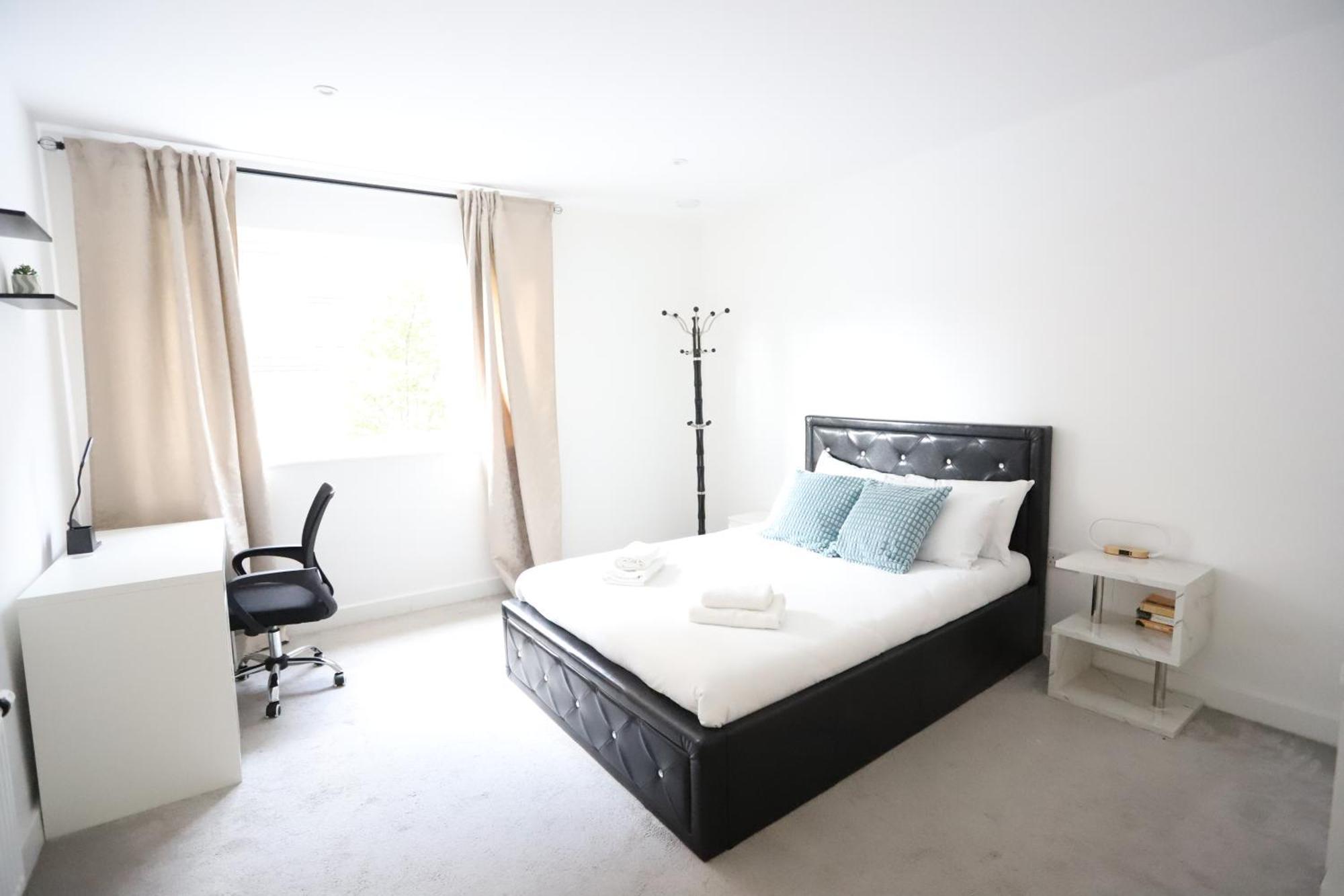 Spacious 3-Story Retreat With Rooftop Terrace And Modern Amenities ลอนดอน ภายนอก รูปภาพ