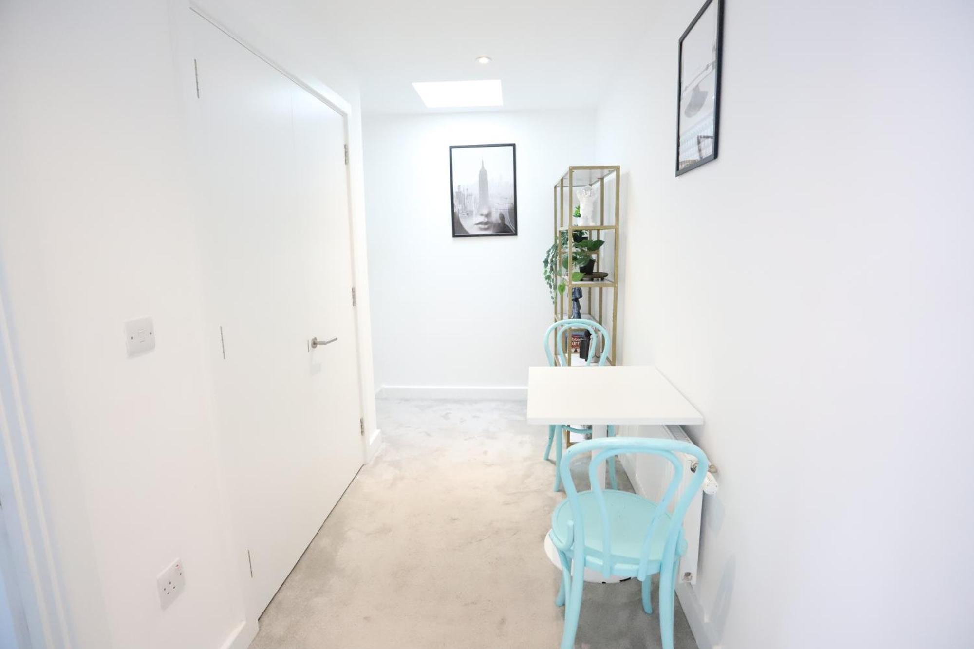 Spacious 3-Story Retreat With Rooftop Terrace And Modern Amenities ลอนดอน ภายนอก รูปภาพ
