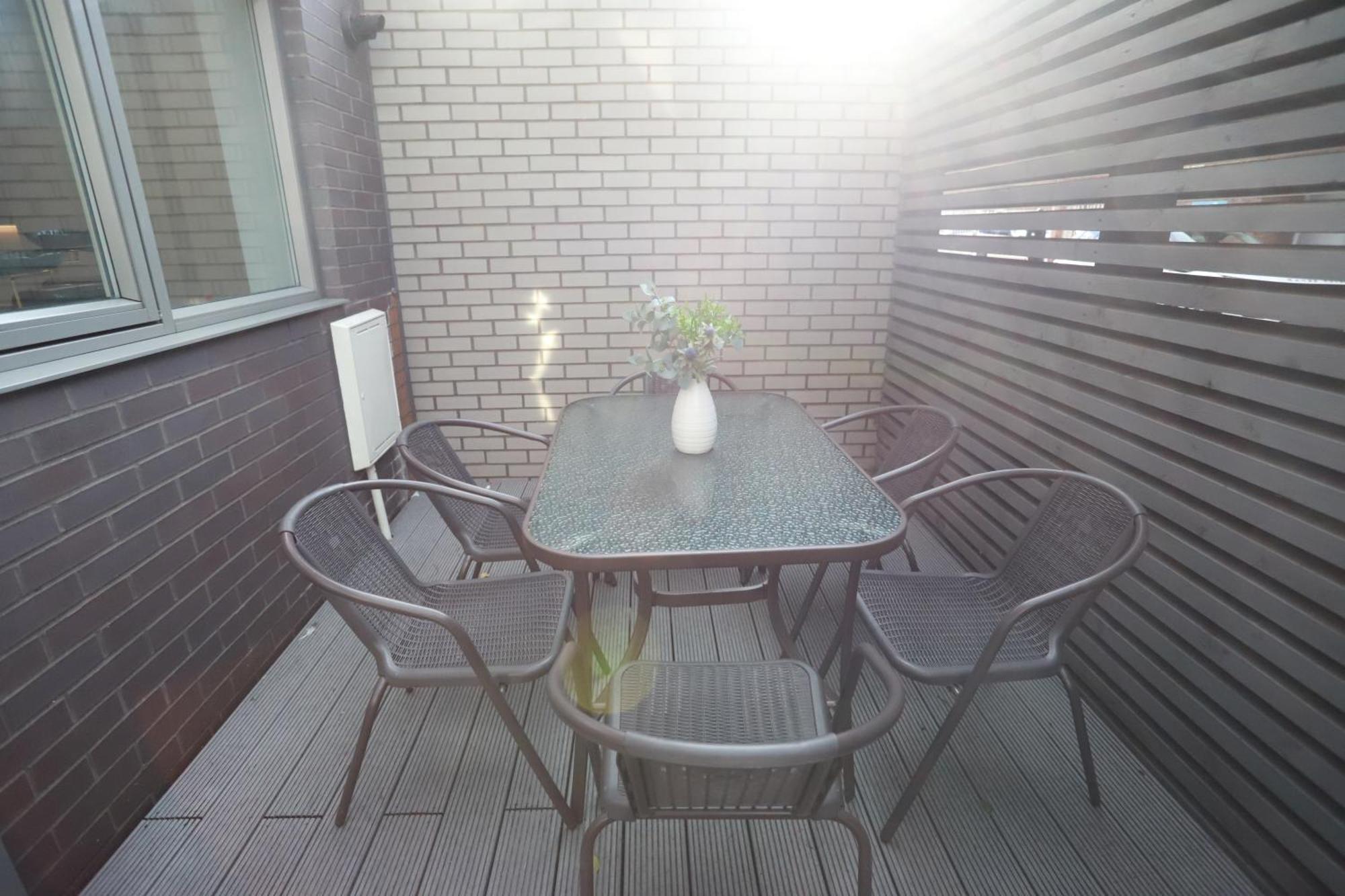 Spacious 3-Story Retreat With Rooftop Terrace And Modern Amenities ลอนดอน ภายนอก รูปภาพ