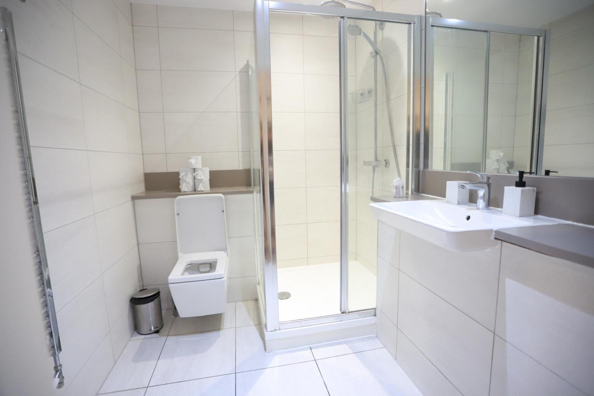 Spacious 3-Story Retreat With Rooftop Terrace And Modern Amenities ลอนดอน ภายนอก รูปภาพ