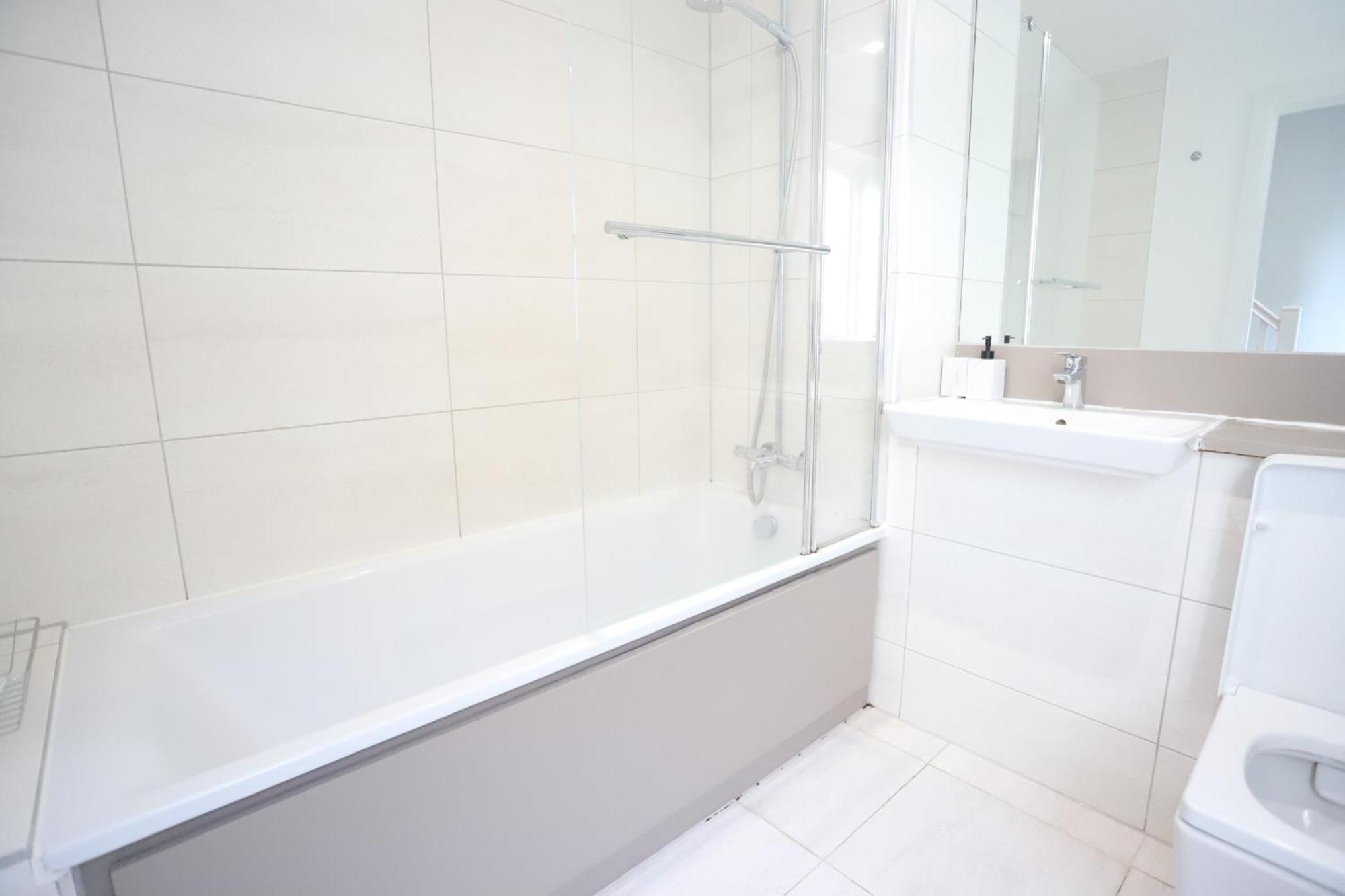 Spacious 3-Story Retreat With Rooftop Terrace And Modern Amenities ลอนดอน ภายนอก รูปภาพ