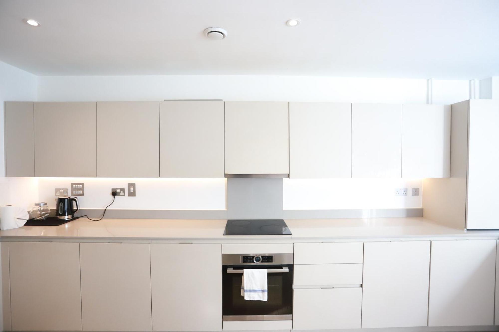 Spacious 3-Story Retreat With Rooftop Terrace And Modern Amenities ลอนดอน ภายนอก รูปภาพ