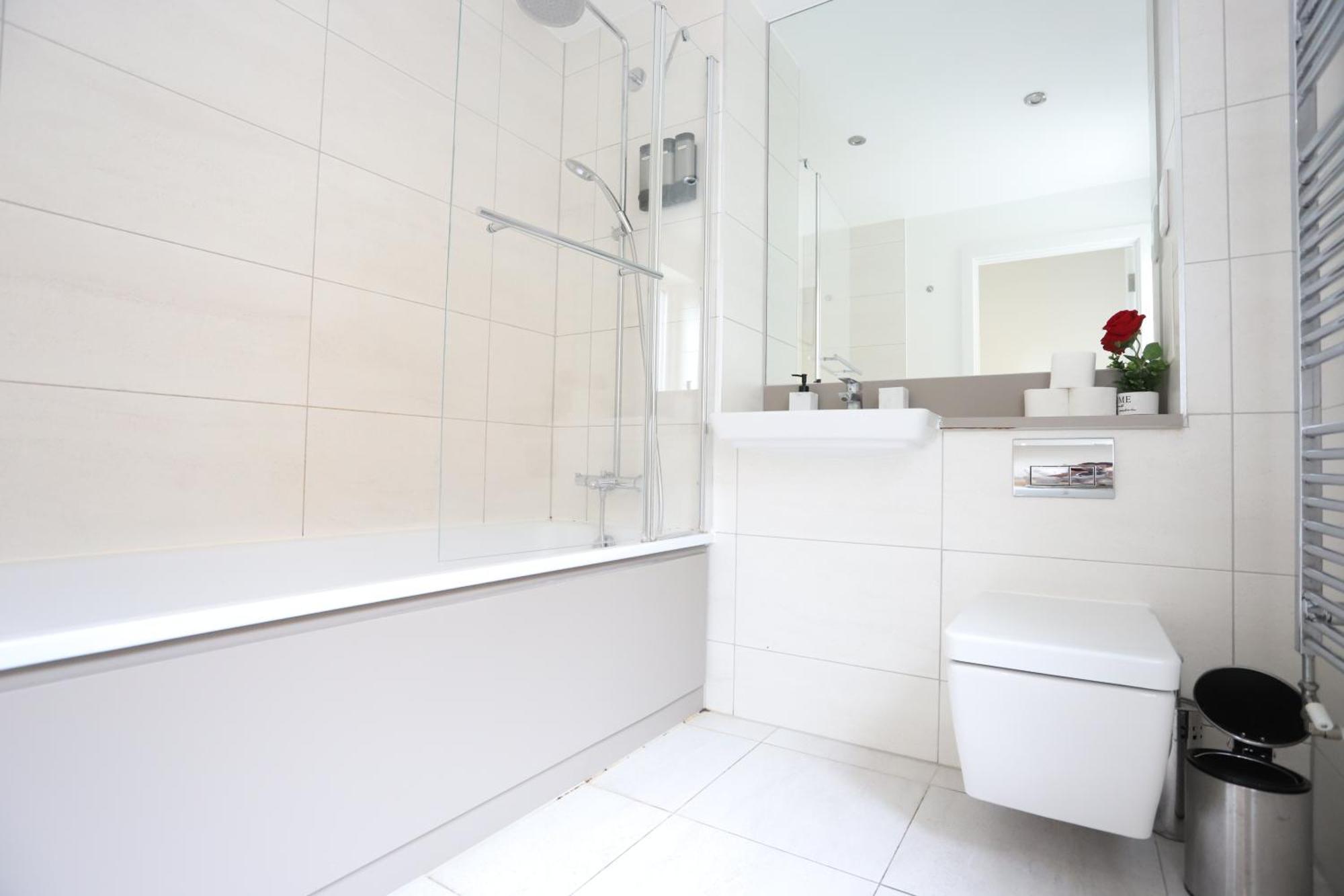 Spacious 3-Story Retreat With Rooftop Terrace And Modern Amenities ลอนดอน ภายนอก รูปภาพ