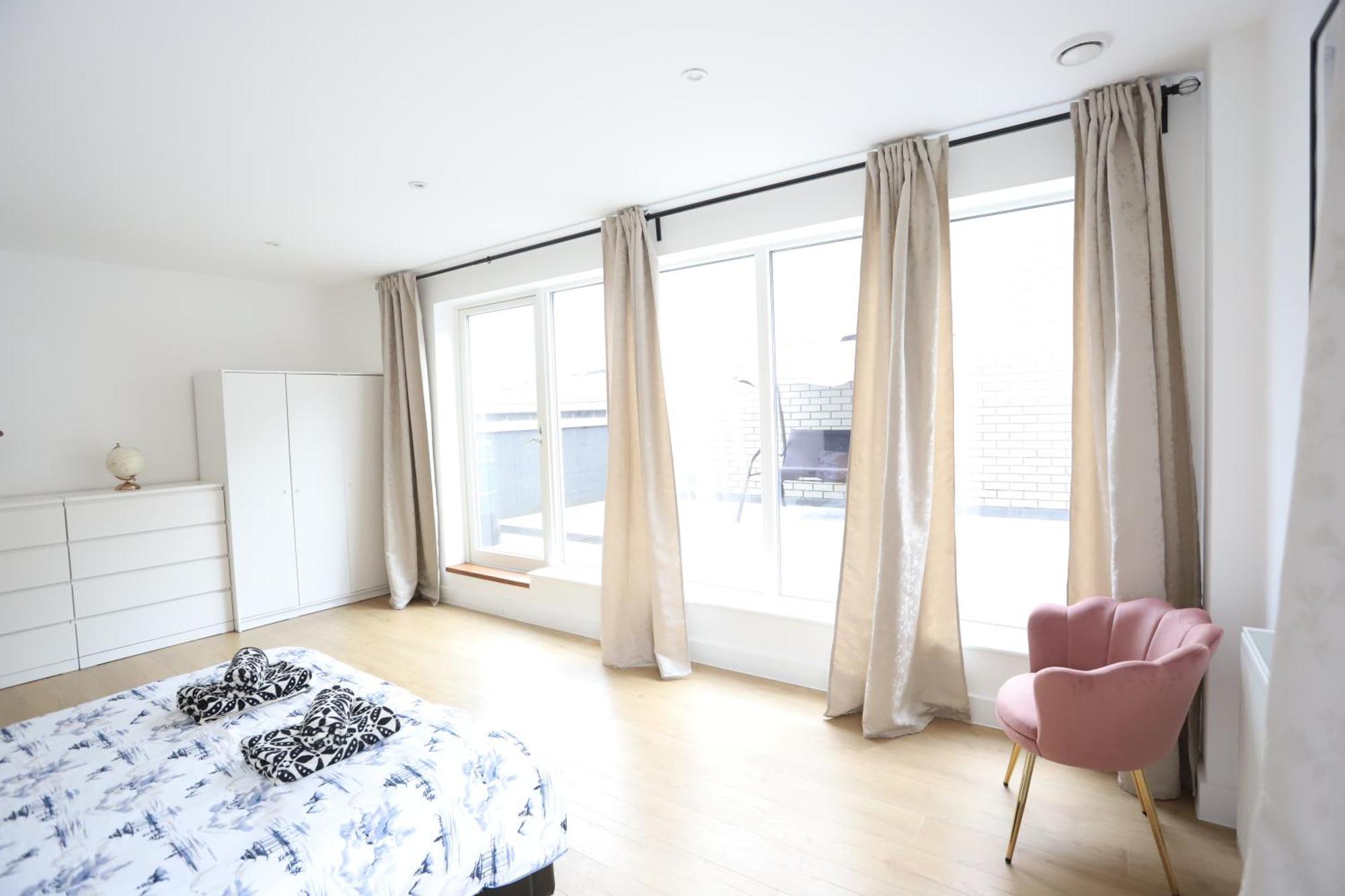 Spacious 3-Story Retreat With Rooftop Terrace And Modern Amenities ลอนดอน ภายนอก รูปภาพ