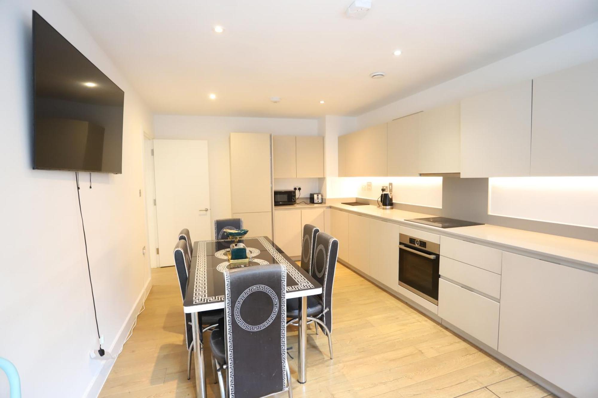 Spacious 3-Story Retreat With Rooftop Terrace And Modern Amenities ลอนดอน ภายนอก รูปภาพ