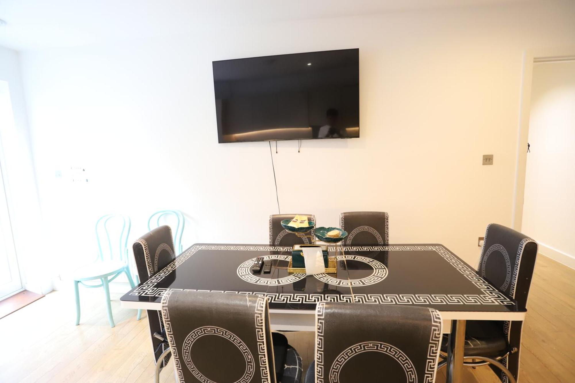 Spacious 3-Story Retreat With Rooftop Terrace And Modern Amenities ลอนดอน ภายนอก รูปภาพ