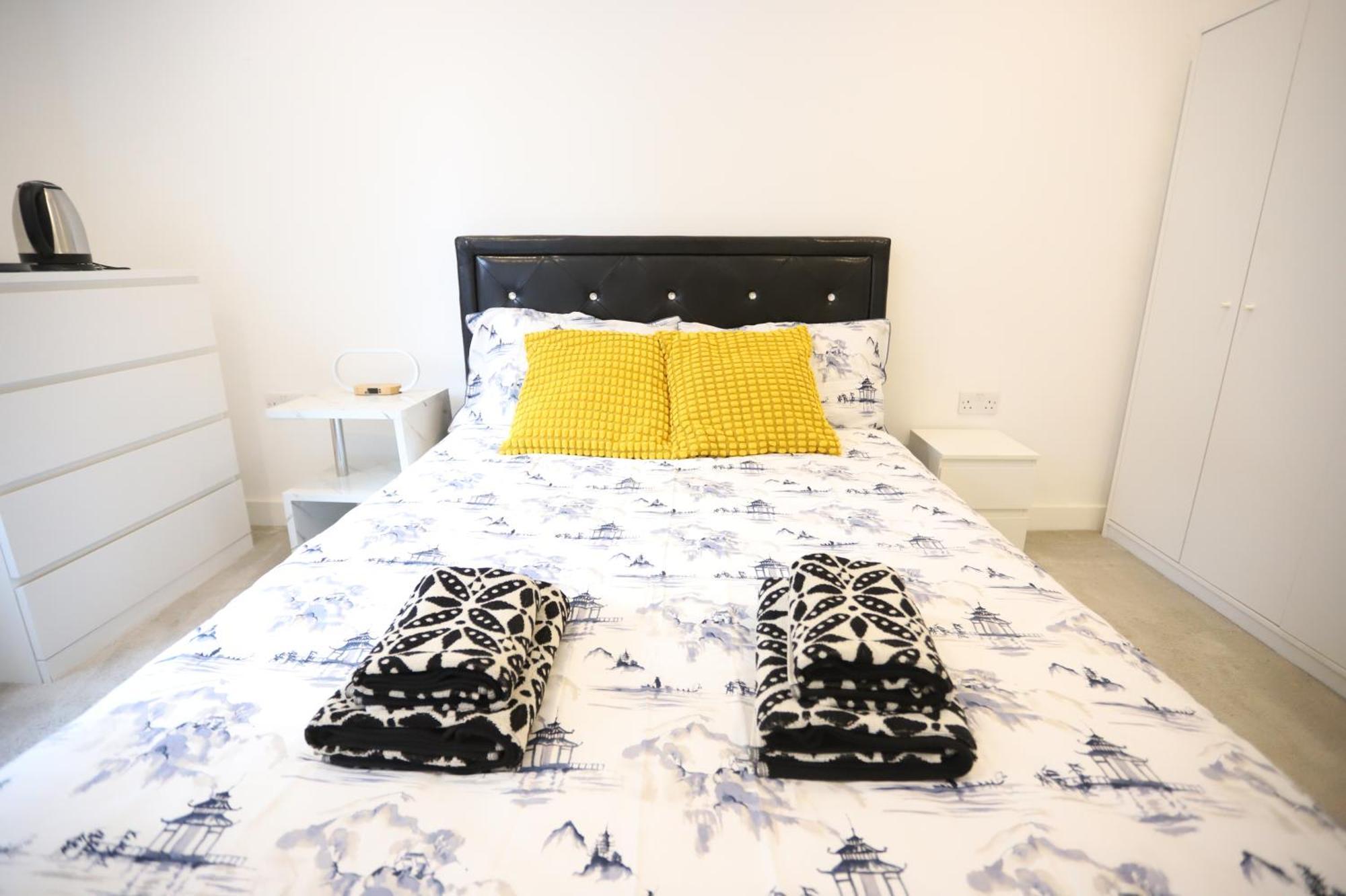 Spacious 3-Story Retreat With Rooftop Terrace And Modern Amenities ลอนดอน ภายนอก รูปภาพ
