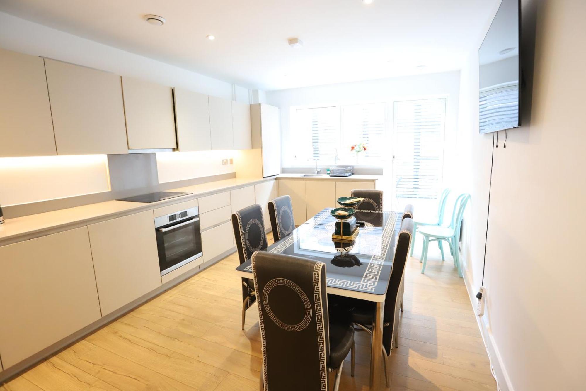 Spacious 3-Story Retreat With Rooftop Terrace And Modern Amenities ลอนดอน ภายนอก รูปภาพ