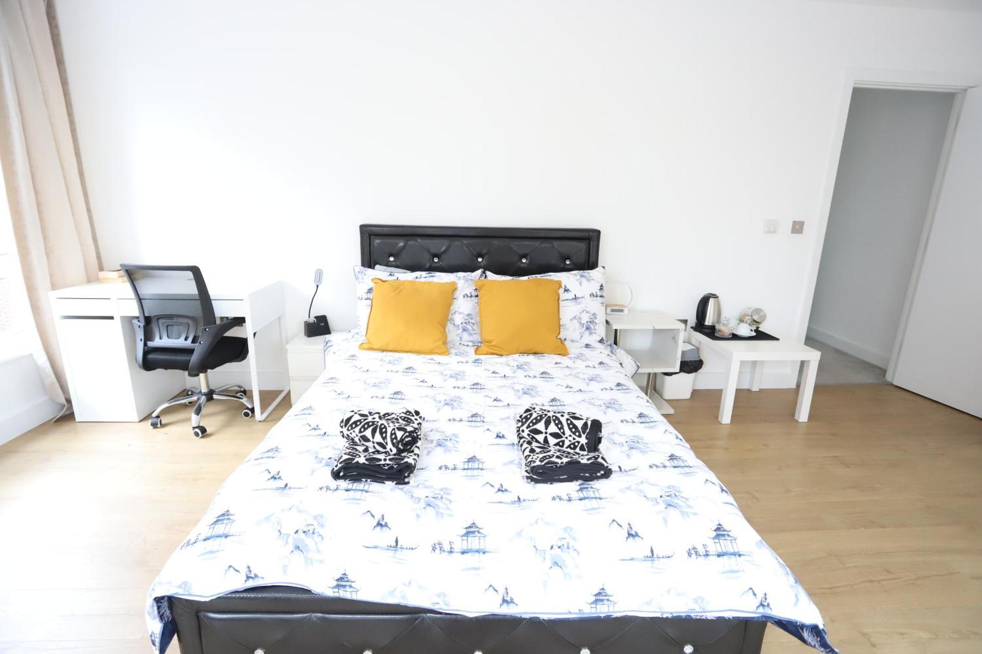 Spacious 3-Story Retreat With Rooftop Terrace And Modern Amenities ลอนดอน ภายนอก รูปภาพ