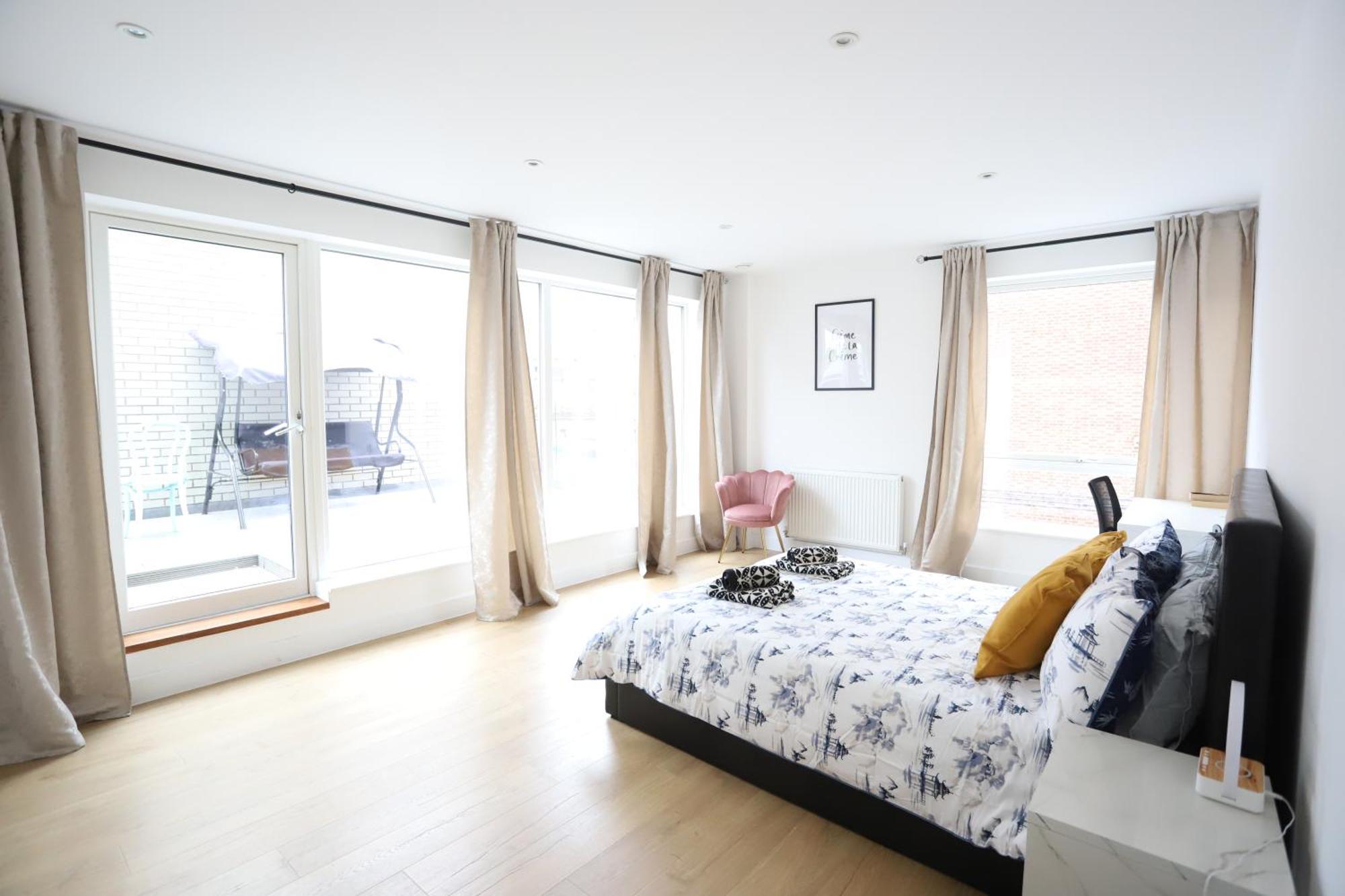 Spacious 3-Story Retreat With Rooftop Terrace And Modern Amenities ลอนดอน ภายนอก รูปภาพ