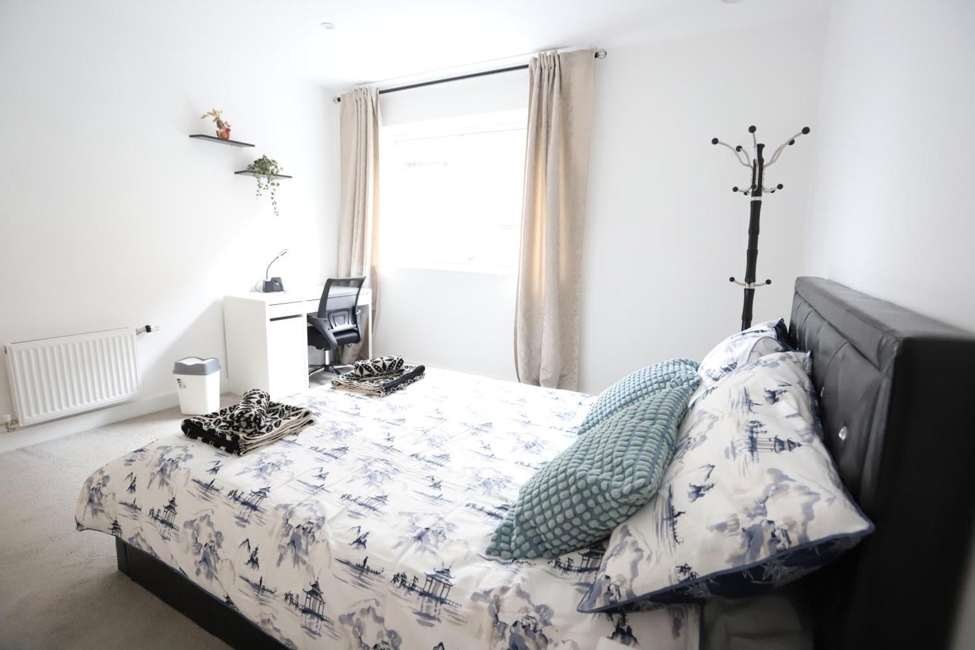 Spacious 3-Story Retreat With Rooftop Terrace And Modern Amenities ลอนดอน ภายนอก รูปภาพ