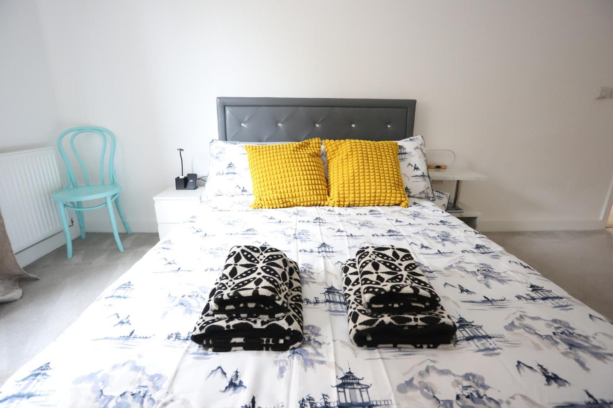 Spacious 3-Story Retreat With Rooftop Terrace And Modern Amenities ลอนดอน ภายนอก รูปภาพ