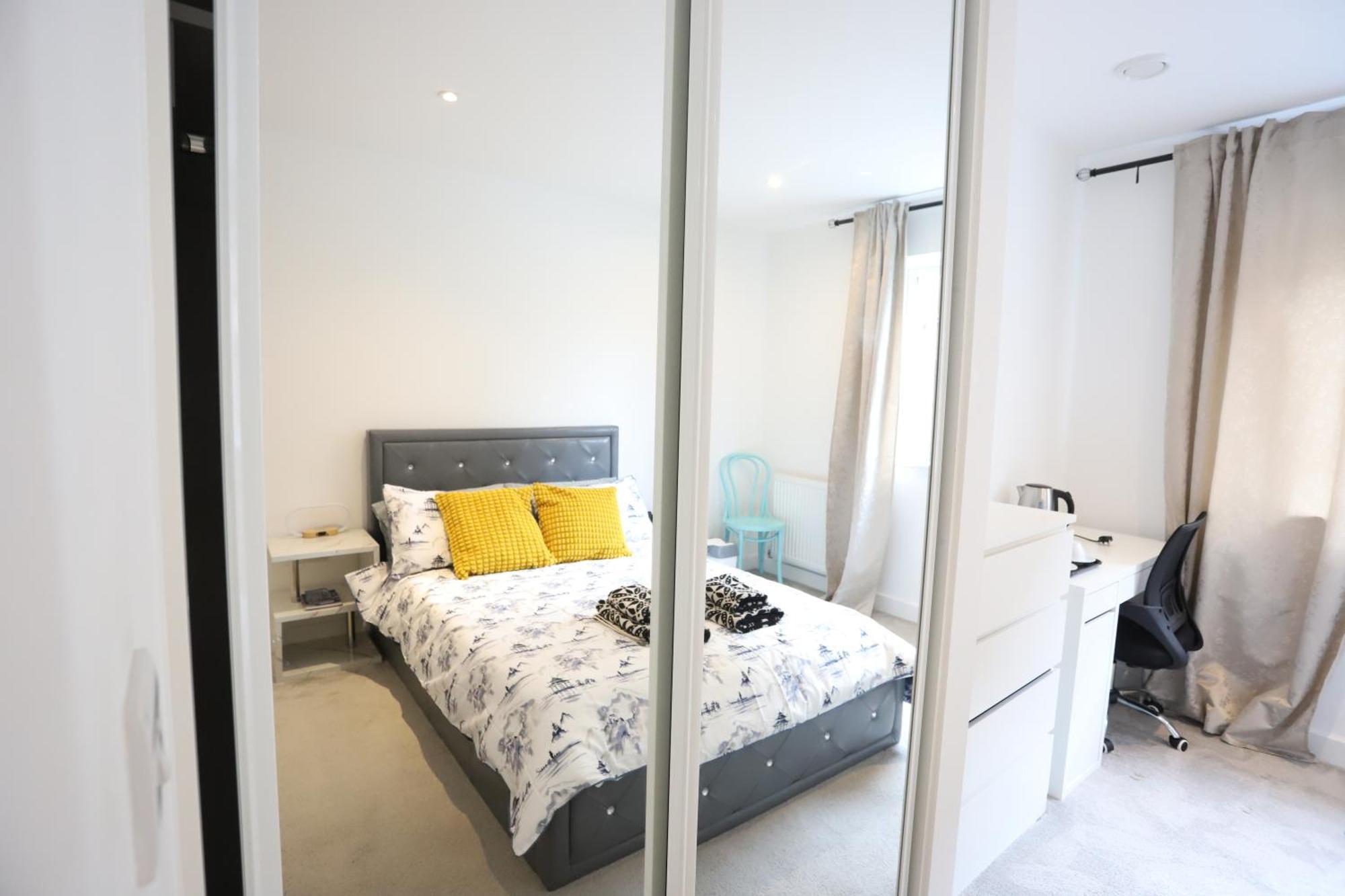 Spacious 3-Story Retreat With Rooftop Terrace And Modern Amenities ลอนดอน ภายนอก รูปภาพ