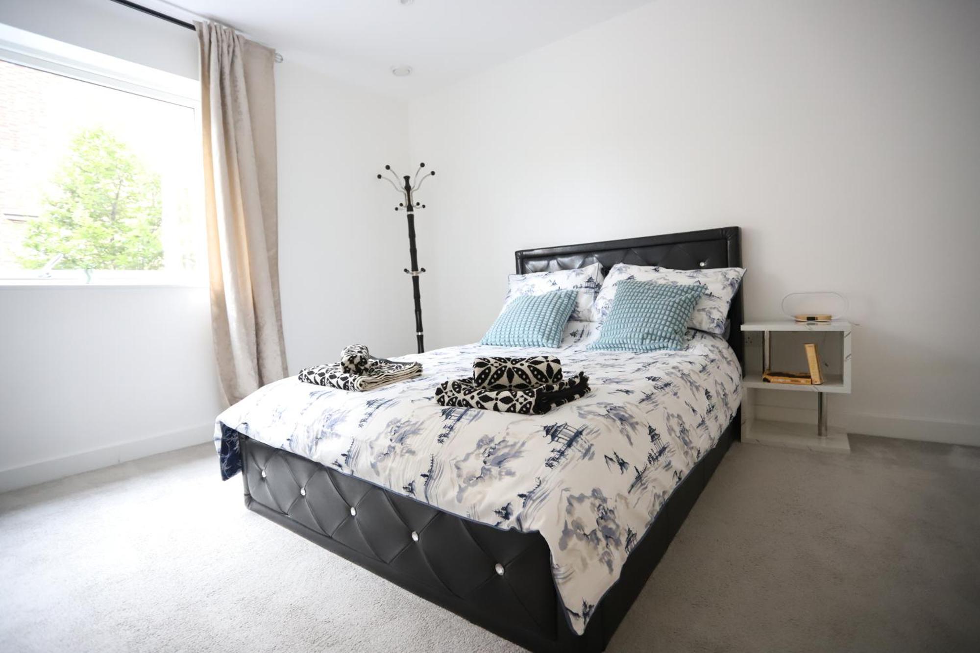 Spacious 3-Story Retreat With Rooftop Terrace And Modern Amenities ลอนดอน ภายนอก รูปภาพ