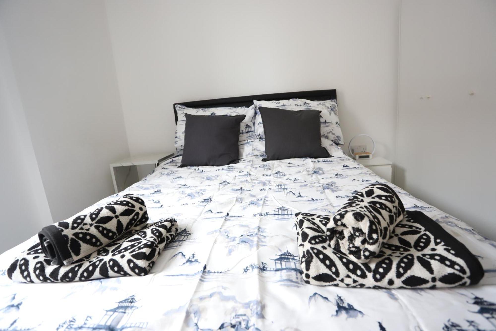 Spacious 3-Story Retreat With Rooftop Terrace And Modern Amenities ลอนดอน ภายนอก รูปภาพ