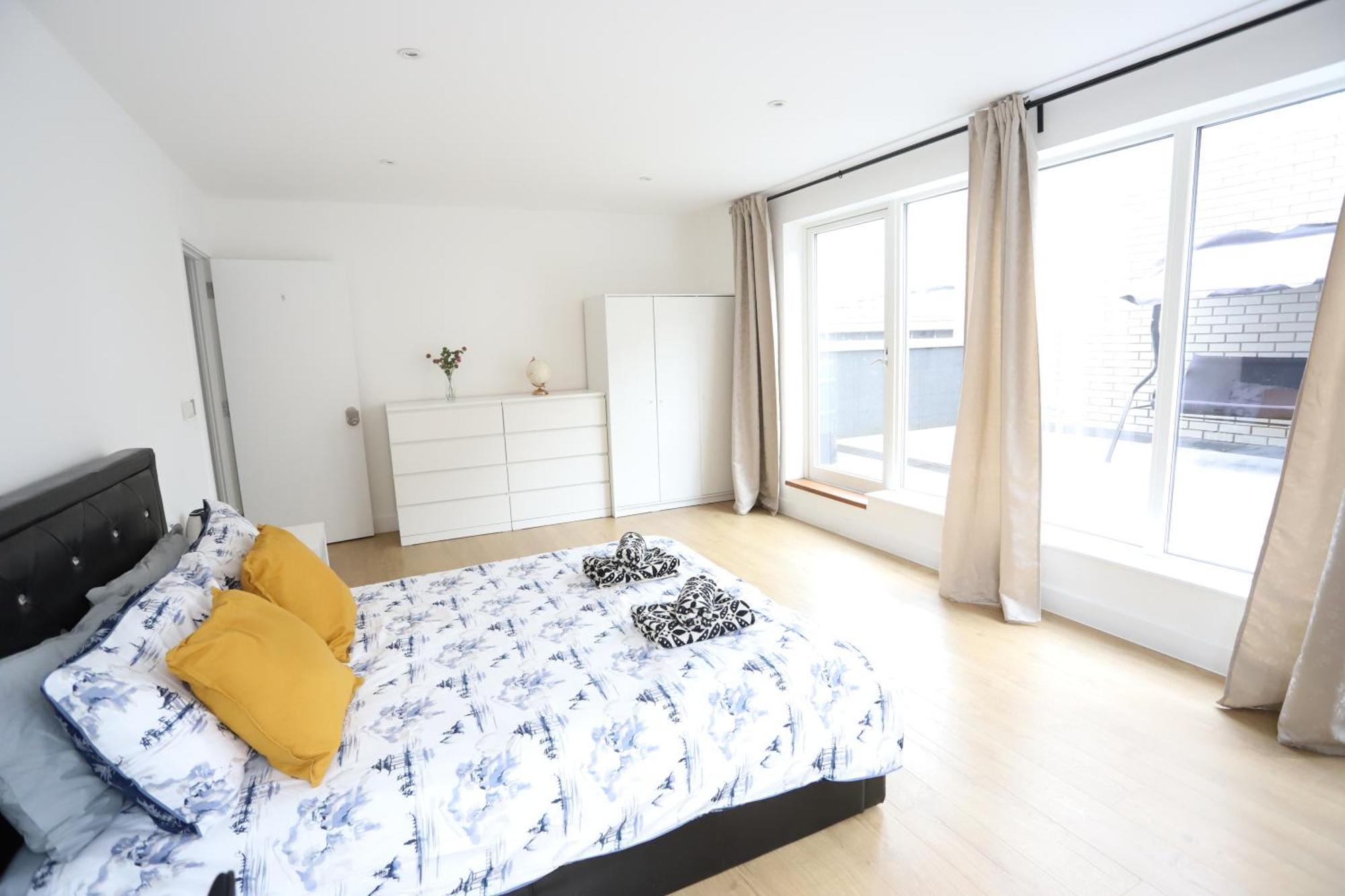 Spacious 3-Story Retreat With Rooftop Terrace And Modern Amenities ลอนดอน ภายนอก รูปภาพ