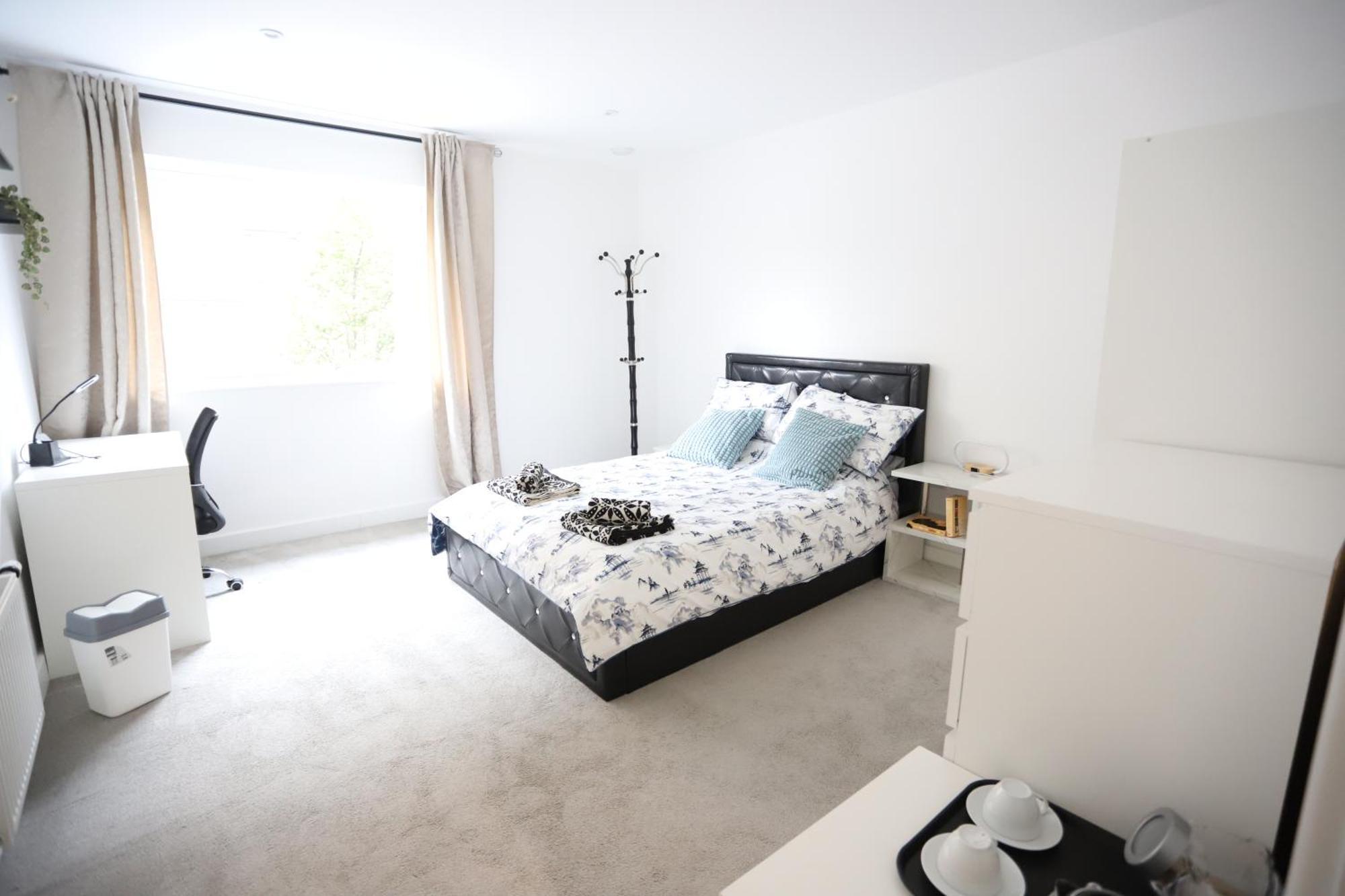 Spacious 3-Story Retreat With Rooftop Terrace And Modern Amenities ลอนดอน ภายนอก รูปภาพ