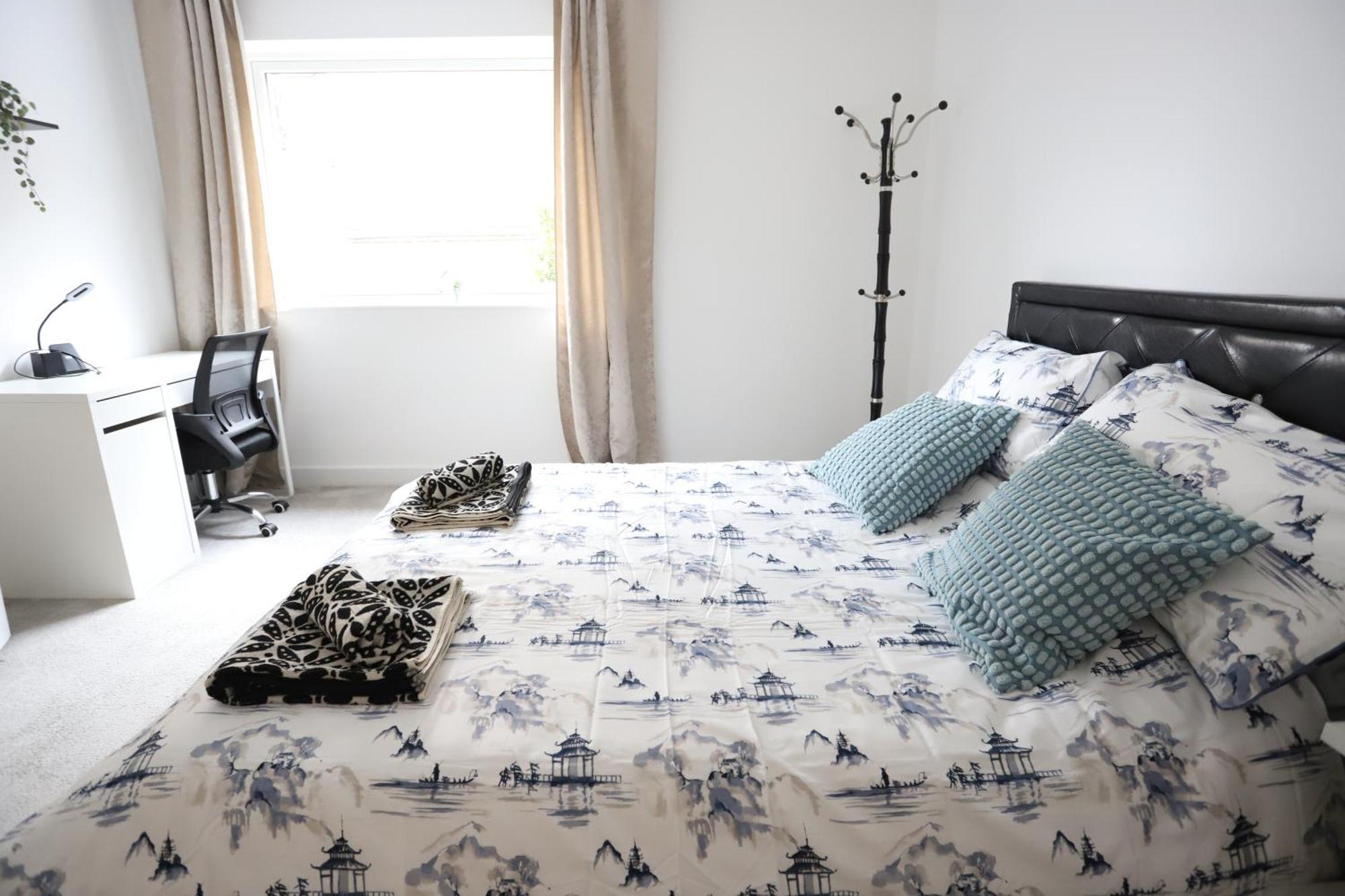 Spacious 3-Story Retreat With Rooftop Terrace And Modern Amenities ลอนดอน ภายนอก รูปภาพ