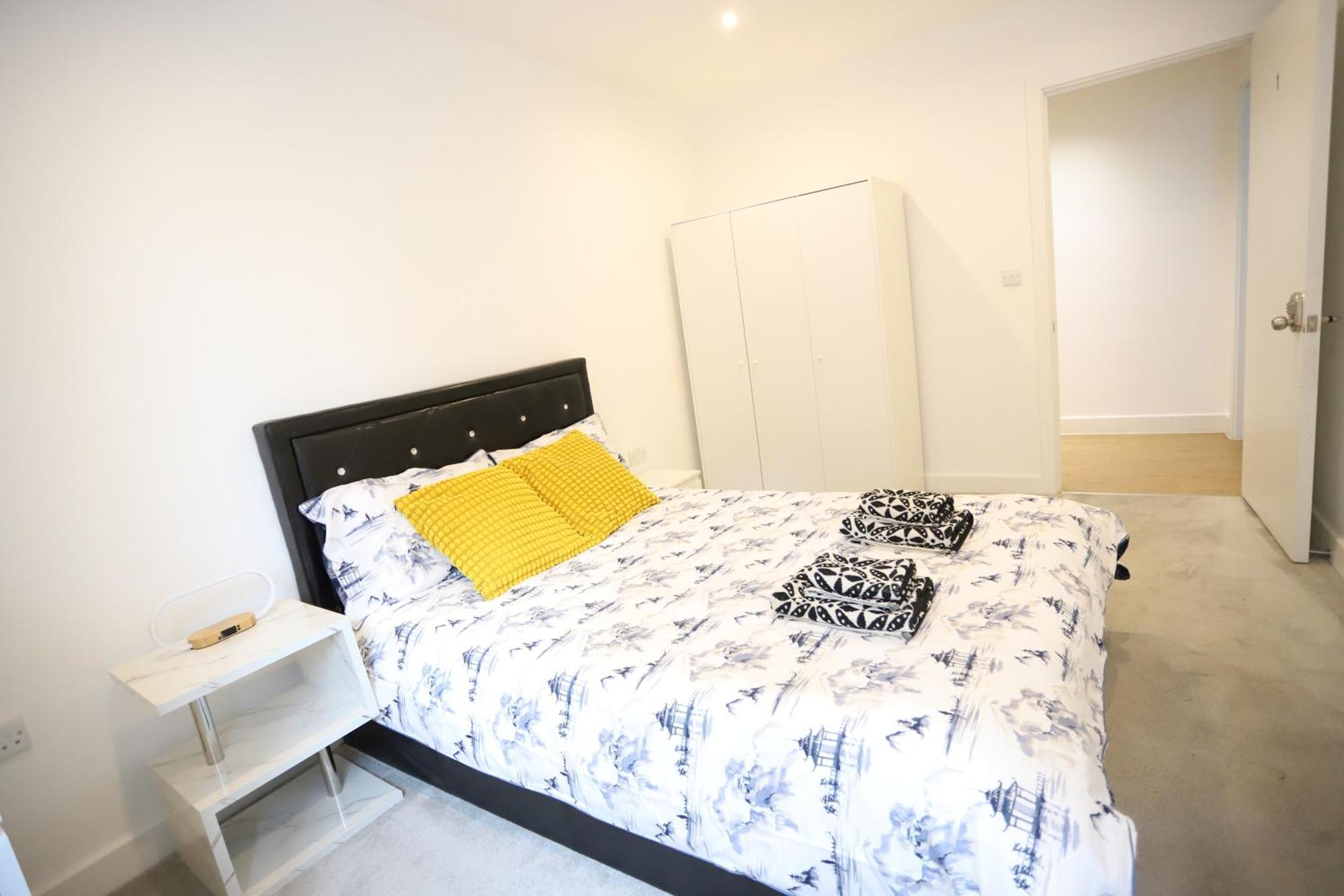 Spacious 3-Story Retreat With Rooftop Terrace And Modern Amenities ลอนดอน ภายนอก รูปภาพ
