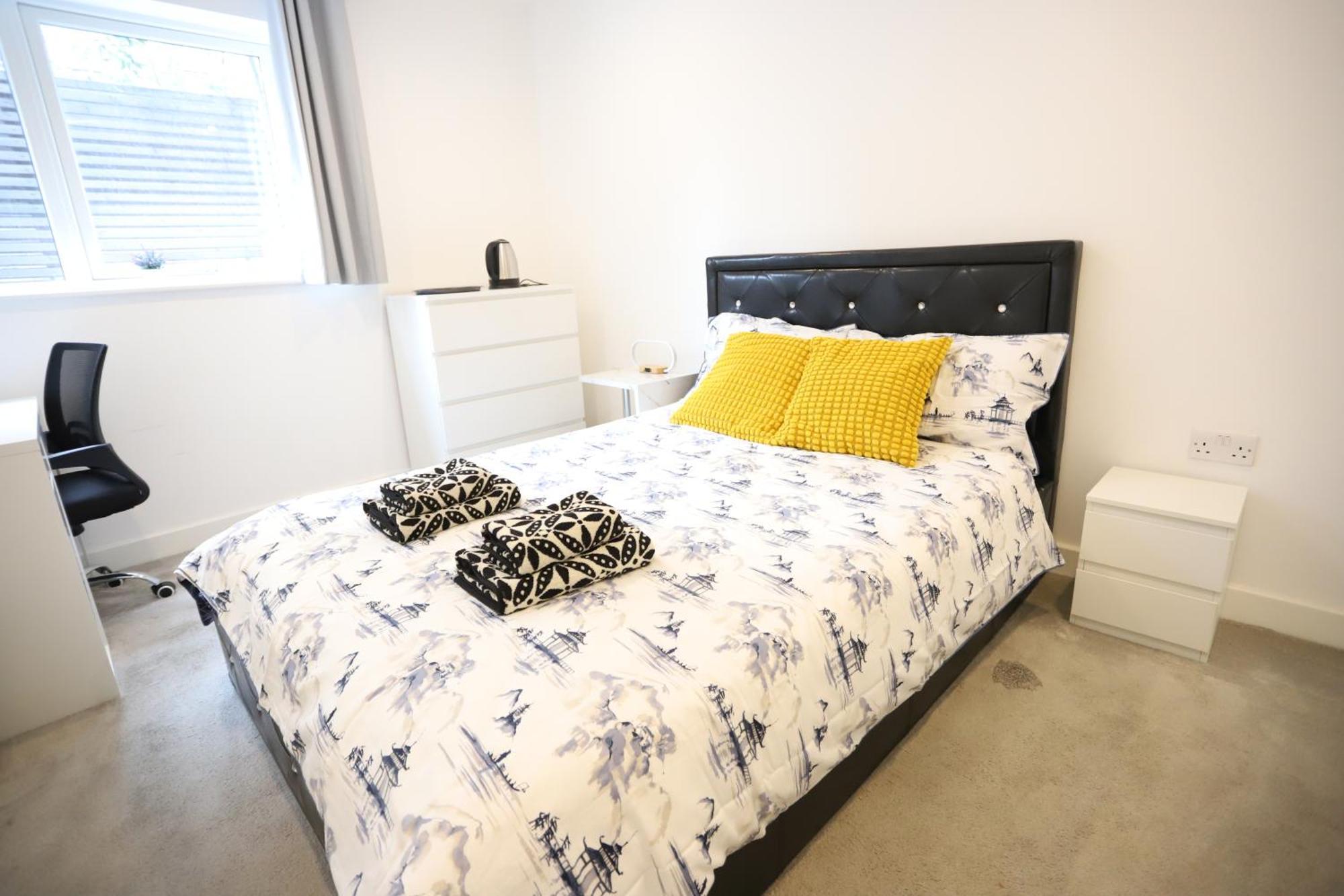 Spacious 3-Story Retreat With Rooftop Terrace And Modern Amenities ลอนดอน ภายนอก รูปภาพ